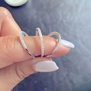 Anillo de plata con piedras hermosas